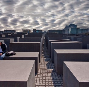 העבר שורד רק במלים