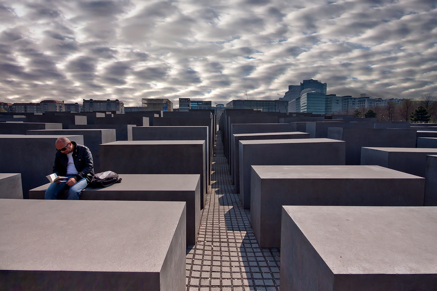 העבר שורד רק במלים