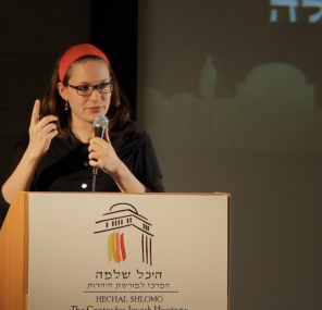 מאחורי המסכה