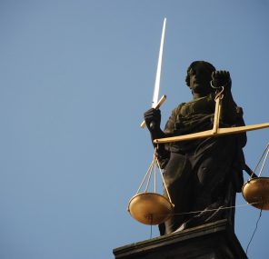 מעבר לשורת הדין