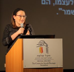 אנו מכריזים בזאת