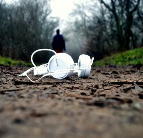 רמקולים או אוזניות?