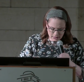 להחזיק חזק במעקה