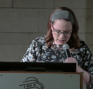 להחזיק חזק במעקה